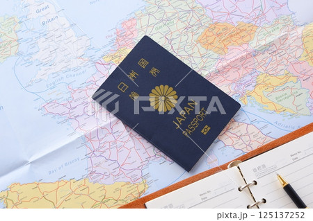 日本のパスポート(一般旅券5年用紺色)を用意して、海外旅行を計画しているイメージ 日本のパスポート(一般旅券5年用紺色)を用意して、海外旅行を計画しているイメージ 125137252