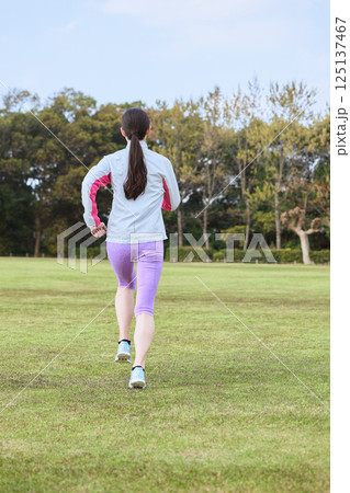 ジョギングをする女性 ジョギングをする女性 125137467