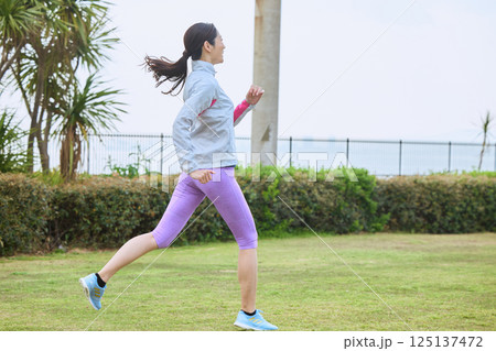 ジョギングをする女性 ジョギングをする女性 125137472