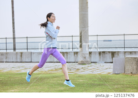 ジョギングをする女性 125137476
