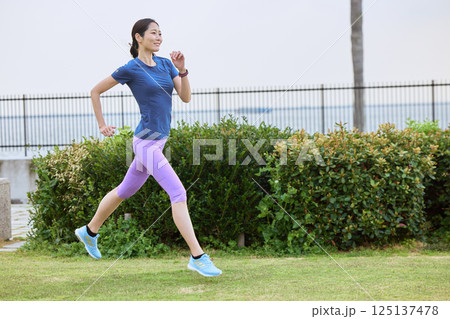 ジョギングをする女性 125137478