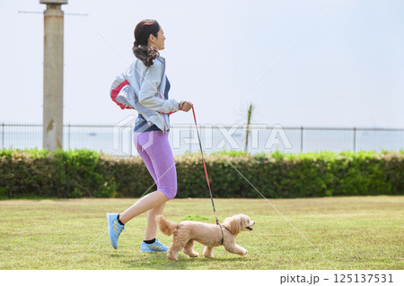愛犬とジョギングを楽しむ女性 125137531