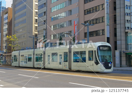 広島市を走る広島電鉄、路面電車 125137745