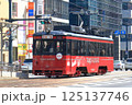 広島市をを走る広島電鉄の路面電車 125137746