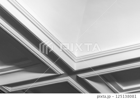 Elegant ceiling with precise architectural molding and geometric lines 125138081