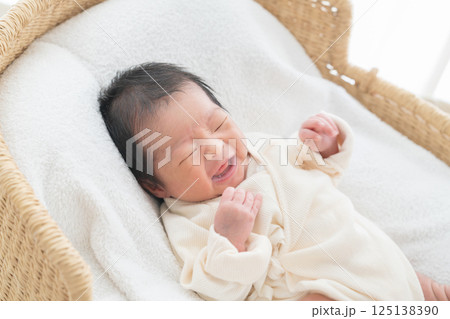 赤ちゃん　新生児 125138390
