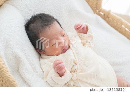 赤ちゃん　新生児 125138394