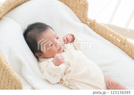 赤ちゃん　新生児 125138395
