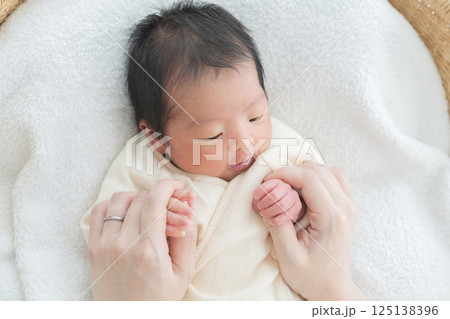 赤ちゃん 新生児 赤ちゃん 新生児 125138396