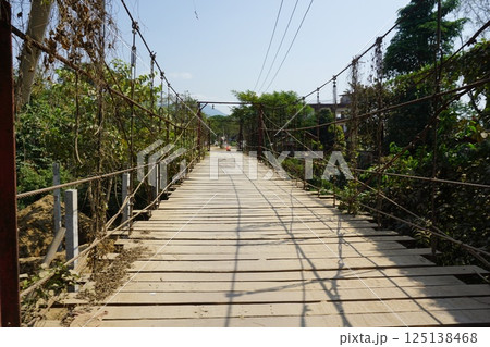 ラオスのボロい橋 125138468