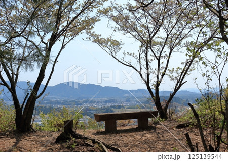 滋賀県　日向山の山頂のベンチと麓の風景 125139544