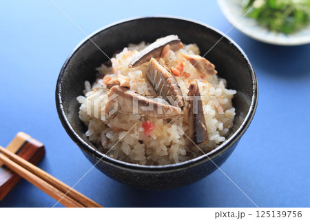 ご飯を楽しむ！さばの水煮と梅干しの炊き込みご飯 125139756