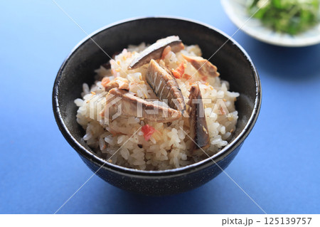 ご飯を楽しむ!さばの水煮と梅干しの炊き込みご飯 ご飯を楽しむ!さばの水煮と梅干しの炊き込みご飯 125139757