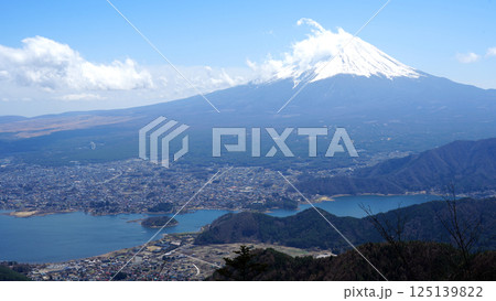 FUJIYAMAツインテラスからの富士山と河口湖 125139822