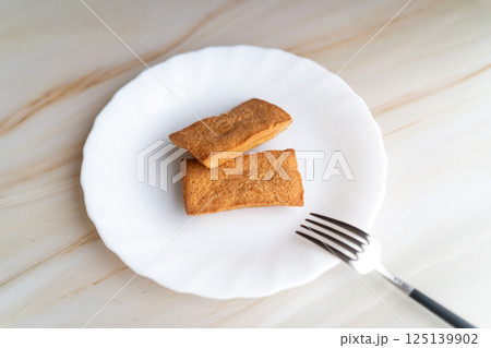 白皿に並んだ焼きたてフィナンシェ① 125139902