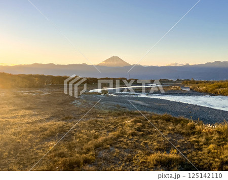 早朝の釜無川から見る富士山遠望 125142110