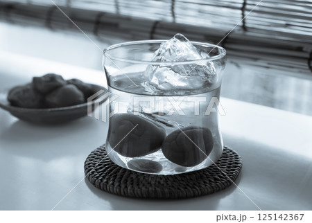 梅酒 オン・ザ・ロック 夏 梅の実 梅酒 オン・ザ・ロック 夏 梅の実 125142367