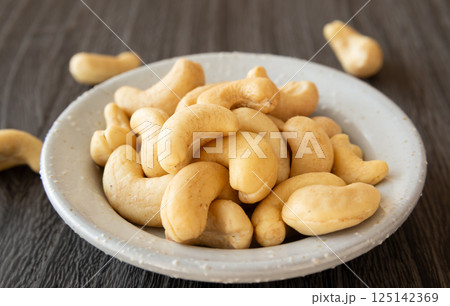 小皿に盛られたカシューナッツ 125142369