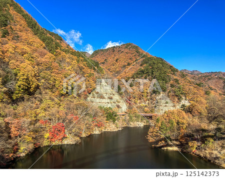 鹿鳴峡大橋から見る紅葉した山々 鹿鳴峡大橋から見る紅葉した山々 125142373