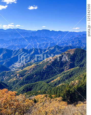城峯山山頂から眺める奥秩父の山々 125142500