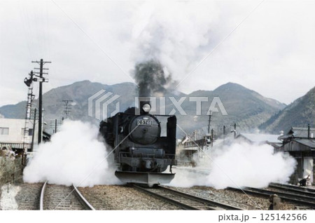 カラーで蘇る　昭和の記録　播但線　寺前駅を出発する蒸気機関車 125142566