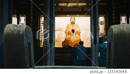 Chengdu, Sichuan, China. Statue Of Liu Bei. First Emperor Of Shu In Three Kingdom Period. Three Kingdoms Period. Wuhou Memorial Temple Chengdu, Sichuan, China. Statue Of Liu Bei. First Emperor Of Shu In Three Kingdom Period. Three Kingdoms Period. Wuhou Memorial Temple 125142648