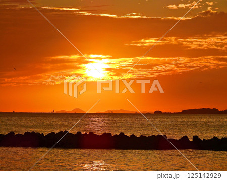 山口県下関市の綾羅木海岸の夕焼けの空 山口県下関市の綾羅木海岸の夕焼けの空 125142929