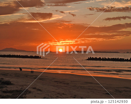 山口県下関市の綾羅木海岸の海に沈む夕陽 山口県下関市の綾羅木海岸の海に沈む夕陽 125142930