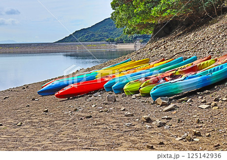 山口県下関市の深坂自然公園の水辺に並ぶカラフルなカヌー 125142936