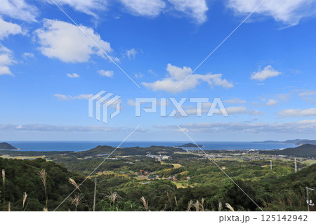 山口県下関市の県道40号線沿い響灘厚島展望公園から 山口県下関市の県道40号線沿い響灘厚島展望公園から 125142942