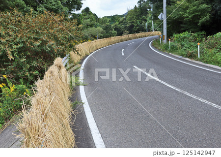 道路のガードレールに藁が干された光景 道路のガードレールに藁が干された光景 125142947