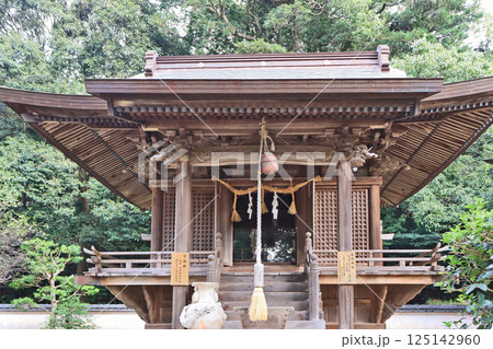 山口県下関市にある龍王神社拝殿 山口県下関市にある龍王神社拝殿 125142960