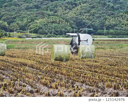 ロールベーラーで草ロールを作る農作業 ロールベーラーで草ロールを作る農作業 125142976
