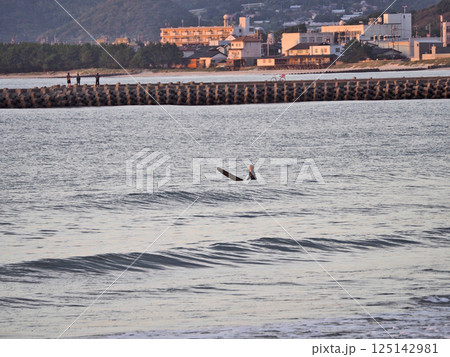 山口県下関市の綾羅木海岸でサーフィンを楽しむ人 125142981