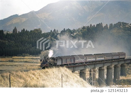 カラーで蘇る　最後のSL急行日南3号　寝台車とグリーン車2両を含む豪華編成で通過 125143213