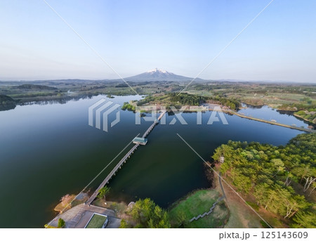 空撮「青森県」鶴の舞橋と岩木山　鶴田町 125143609