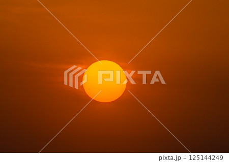 日本の横浜都市景観　黒点…澄み渡る空に真っ赤な朝日が昇る。太陽の中に巨大な黒点が見える＝17日 125144249