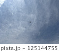 雲のある空の中央に飛行機 125144755