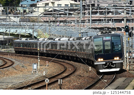 JR宝塚線　川西池田駅へ到着する普通電車 125144758