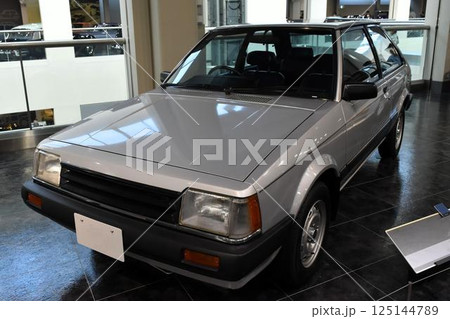 博物館に展示された車(マツダ・ファミリア  5代目) 125144789