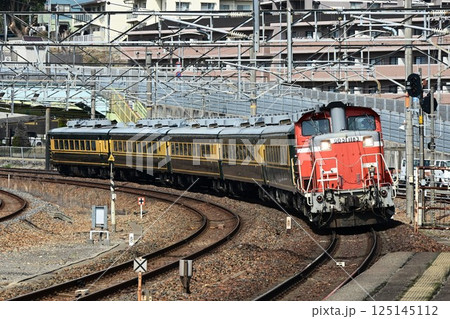 福知山線 川西池田駅を通過するサロンカーなにわ 西日本一周の旅 福知山線 川西池田駅を通過するサロンカーなにわ 西日本一周の旅 125145112