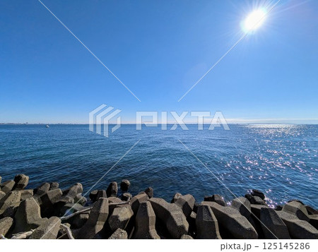 海に浮かぶ太陽 東京湾 浦安 岸壁 125145286