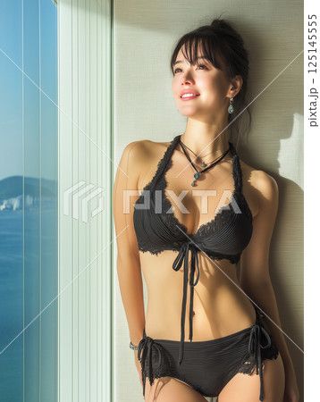 水着姿の女性　スタジオ撮影風　　 125145555
