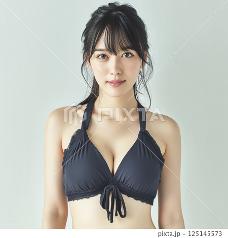 水着姿の女性　スタジオ撮影風　　 125145573