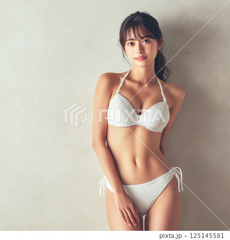 水着姿の女性　スタジオ撮影風　　 125145581