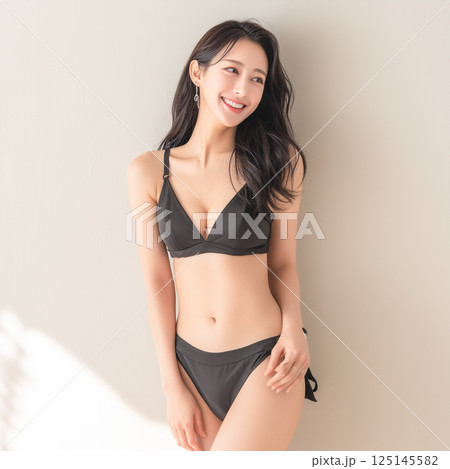 水着姿の女性　スタジオ撮影風　　 125145582