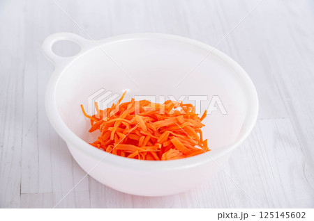 塩もみして水気を切った人参 125145602