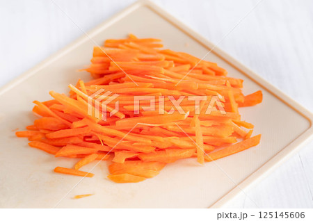 人参の千切り 125145606