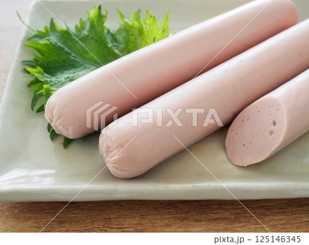 皿の上の魚肉ソーセージ 皿の上の魚肉ソーセージ 125146345