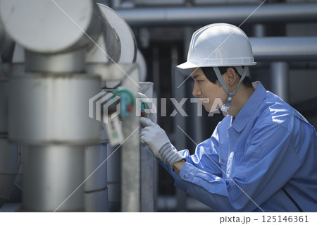 ビルの設備点検をする作業員　横顔 125146361